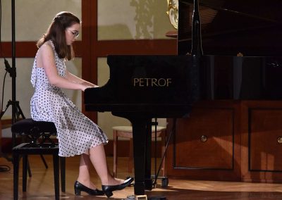 II. absolventský koncert, Refektář Profesního domu MFF, 14.5.2019. Děvče hrající na klavír.