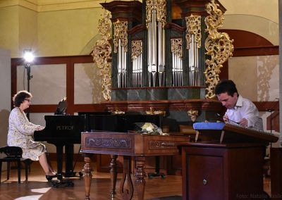 I. absolvetnský kocnert, Refektář Profesního domu MFF, 13.5.2019. Chlapec hrající na cimbál a učitelka hrající na klavír.
