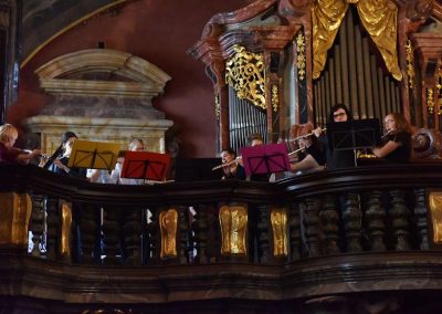 Adventní koncert ZUŠ 7.12.2019 - Klementinum. Pohled na hrající flétnový soubor.