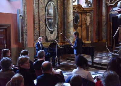 Adventní koncert ZUŠ 7.12.2019 - Klementinum. Pohled na pana klavíristu V. Kopáčika a chlapce hrajícího na fagot.