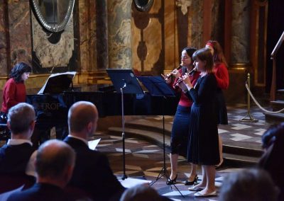 Adventní koncert ZUŠ 7.12.2019 - Klementinum. Pohled na flétnové trio a klavíristku.