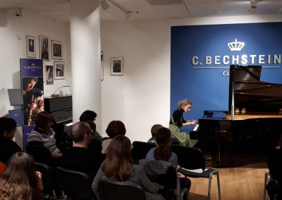 Klavírní koncert D. Rolincové v C. Bechstein Pianocentru 23.01.2020. Žák hrající na klavír - děvče.