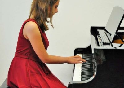 Natáčení absolventů, 23.6.2020, komorní sál ZUŠ Šimáčkova. Děvče hrající na klavír.