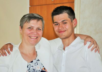 Natáčení absolventů, 23.6.2020, komorní sál ZUŠ Šimáčkova. Chlapec s paní učitelkou.