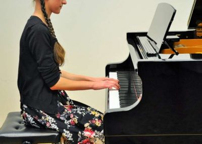 Natáčení absolventů, 24.6.2020, komorní sál ZUŠ Šimáčkova. Děvče hrající na klavír.