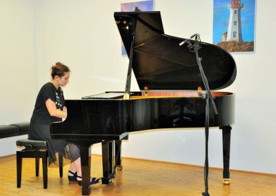 Natáčení absolventů, 24.6.2020, komorní sál ZUŠ Šimáčkova. Děvče hrající na klavír.