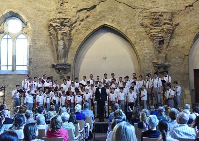 Závěrečný koncert Pueri gaudentes 24.6.2019 - Anežský klášter. Pohled na pana sbormistra J. Kyjovského a zpívající koncertní sbor Pueri gaudentes.