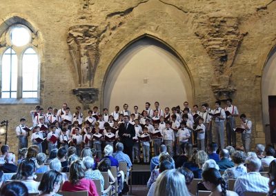 Závěrečný koncert Pueri gaudentes 24.6.2019 - Anežský klášter. Pohled na pana sbormistra L. Sládka a zpívající koncertní sbor Pueri gaudentes.