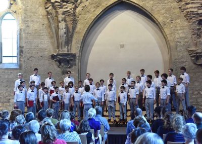 Závěrečný koncert Pueri gaudentes 24.6.2019 - Anežský klášter. Pohled na zpívající chlapecký sbor.