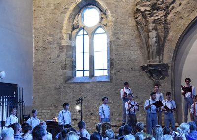 Závěrečný koncert Pueri gaudentes 24.6.2019 - Anežský klášter. Pohed na zpívající mužský sbor.