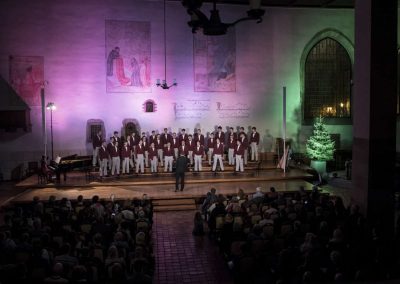Adventní koncert Pueri gaudentes 9.12.2019 - Betlémská kaple. Pohled na sbormistra L. Sládka a zpívající koncertný sbor.