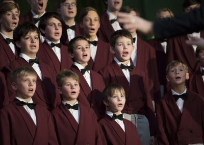 Adventní koncert Pueri gaudentes 9.12.2019 - Betlémská kaple. Pohled na zpívající chlapce ve sboru.