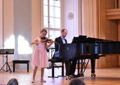 Slavnostní koncert ZUŠ Open, HAMU, 31.5.2020. Děvče hrající na housle s klavírním doprovodem korepetitora.