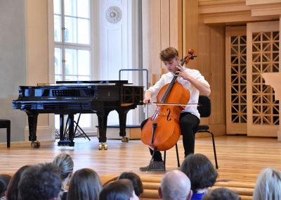 Slavnostní koncert ZUŠ Open, HAMU, 31.5.2020. Chlapec hrající na violoncello.