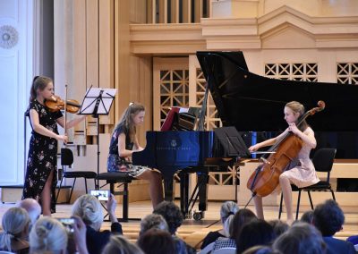 Slavnostní koncert ZUŠ Open, HAMU, 31.5.2020. Pohled na komorní soubor děvčat, hrajících na kalvír, violoncello a housle.