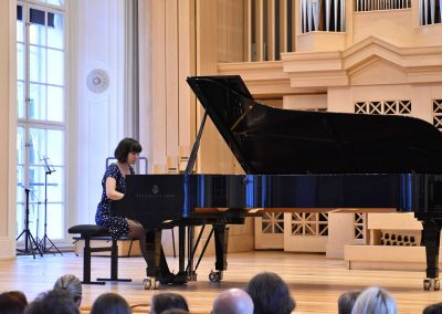 Slavnostní koncert ZUŠ Open, HAMU, 31.5.2020. Děvče hrající na klavír.