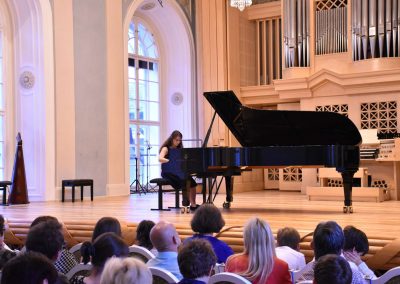 Slavnostní koncert ZUŠ Open, HAMU, 31.5.2020. Děvče hrající na klavír.