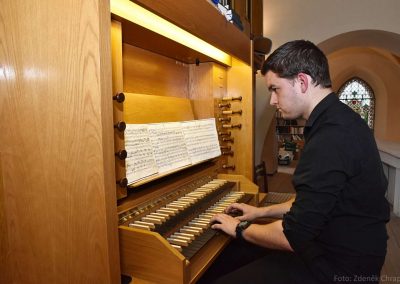 Varhanní koncert v kostele sv. Michala v Jirchářích, 2.5.2019. Chlapec hrající na varhany.