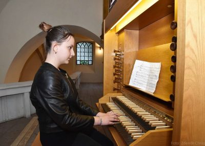 Varhanní koncert v kostele sv. Michala v Jirchářích, 2.5.2019. Děvče hrající na varhany.