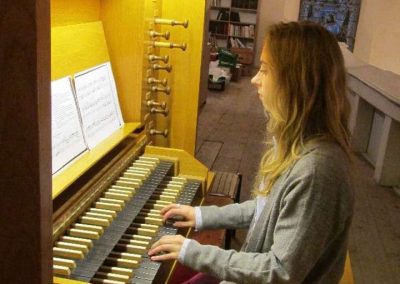 Varhanní koncert v kostele sv. Michala v Jirchářích, 2.5.2019. Děvče hrající na varhany.