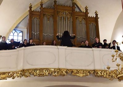 Varhanní koncert v kostele sv. Michala v Jirchářích, 2.5.2019. Sbor zpívající z varhanního kůru.
