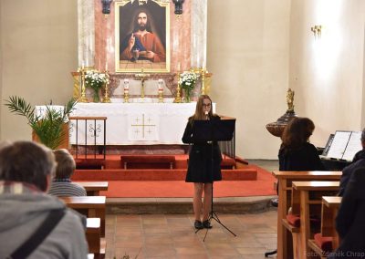 Varhanní koncert v kostele sv. Michala v Jirchářích, 2.5.2019. Děvče hrající na zobcovou flétnu a paní učitelka hrající na klavír.