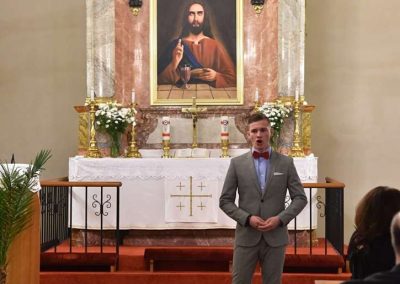 Varhanní koncert v kostele sv. Michala v Jirchářích, 2.5.2019. Zpívající chlapec před oltářem.