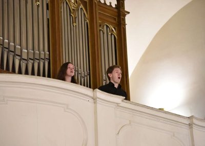 Varhanní koncert v kostele sv. Michala v Jirchářích, 2.5.2019. Děvče a chlapec zpívají z varhanního kůru.