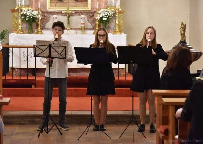 Varhanní koncert v kostele sv. Michala v Jirchářích, 2.5.2019. Trio zobcových fléten, jeden chlapec a dvě děvčata.