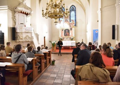 Varhanní koncert v kostele sv. Michala v Jirchářích, 2.5.2019. Zpívající děvče před oltářem.