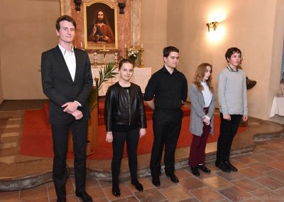 Varhanní koncert v kostele sv. Michala v Jirchářích, 2.5.2019. Společná fotografie varhaníků, tři chlapci a dvě děvčata.
