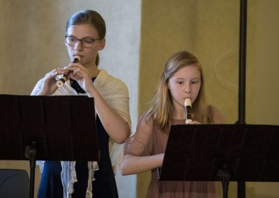 Dechový koncert, Profesní dům MFF, žákyně hrající na zobcové flétny.