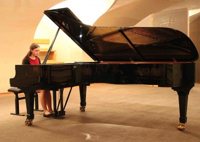 Klavírní koncert, Galerie HAMU, žákyně hrající na klavír.