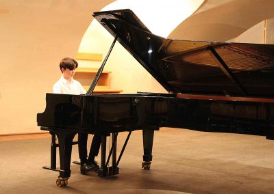 Klavírní koncert, Galerie HAMU, žák hrající na klavír.
