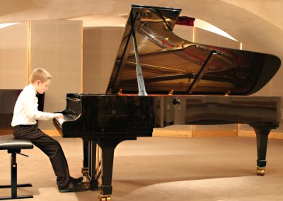 Klavírní koncert, Galerie HAMU, žák hrající na klavír.