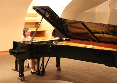 Klavírní koncert, Galerie HAMU, žákyně hrající na klavír.