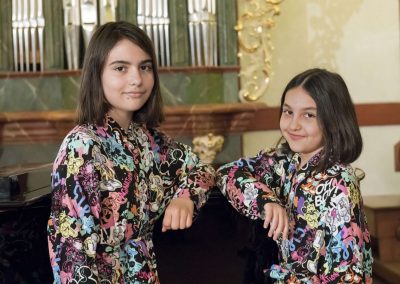 Pěvecký koncert, Profesní dům MFF, dvě děvčata u varhan.