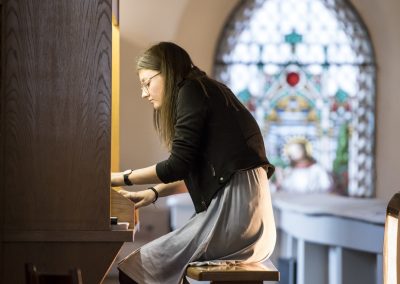 Varhanní koncert, kostel sv. Michala v Jirchářích, žačka hrající na varhany.