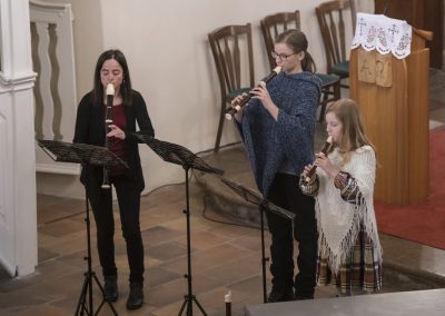 Varhanní koncert, kostel sv. Michala v Jirchářích, žačky a paní učitelka hrající na zobcové flétny.