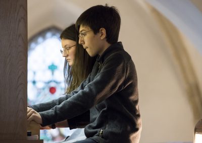 Varhanní koncert, kostel sv. Michala v Jirchářích, žáci hrající na varhany.