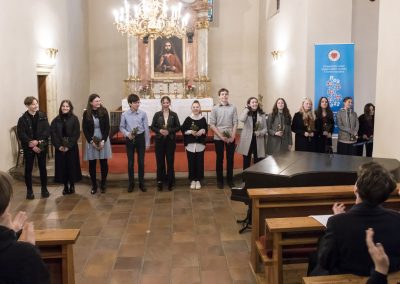 Varhanní koncert, kostel sv. Michala v Jirchářích, společná fotografie žáků.