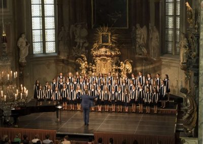 Radost Praha, závěrečný koncert, kostel sv. Šimona a Judy, sbormistr, klavírista a skupina dětí.
