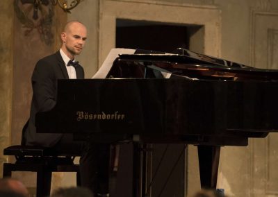 Radost Praha, závěrečný koncert, kostel sv. Šimona a Judy, klavírista.