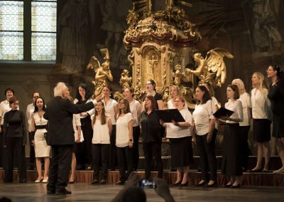 Radost Praha, závěrečný koncert, kostel sv. Šimona a Judy, sbormistr a bývalé členky sboru.