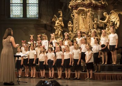 Radost Praha, závěrečný koncert, kostel sv. Šimona a Judy, sbormistryně a skupina dětí.