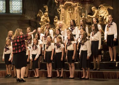 Radost Praha, závěrečný koncert, kostel sv. Šimona a Judy, sbormistryně a skupina dětí.