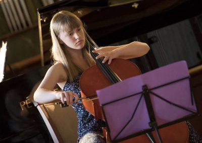 I. absolventský koncert, Profesní dům MFF, žačka hrající na violoncello.