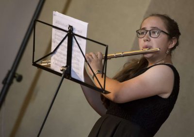 I. absolventský koncert, Profesní dům MFF, žačka hrající na flétnu.