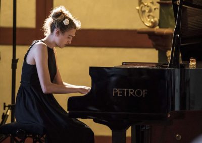 I. absolventský koncert, Profesní dům MFF, žačka hrající na klavír.