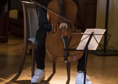 I. absolventský koncert, Profesní dům MFF, žák hrající na violoncello.